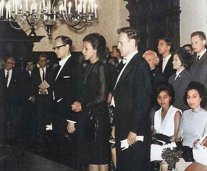 Aïda Paalman-de Miranda promoveerde op 23 september 1964 cum laude. Aan weerszijden haar paranimfen: Hugo Brandt Corstius (rechts) en haar echtgenoot. Beeld Allard Pierson, Universiteit van Amsterdam.