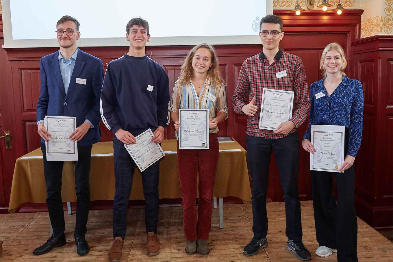 De prijswinnende studenten van de FNWI (vlnr): Constantijn, Bram, Zilva, Younes, Bente. Foto: Hilde de Wolf.